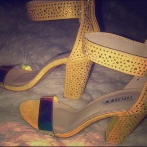 Brand new w/o tagsCape Robbins!